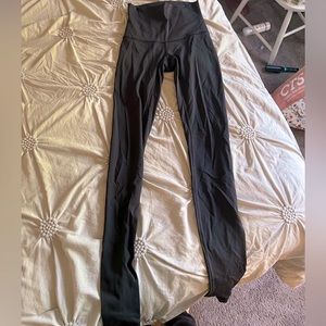 Lululemon women’s high waisted black leggings size 0!